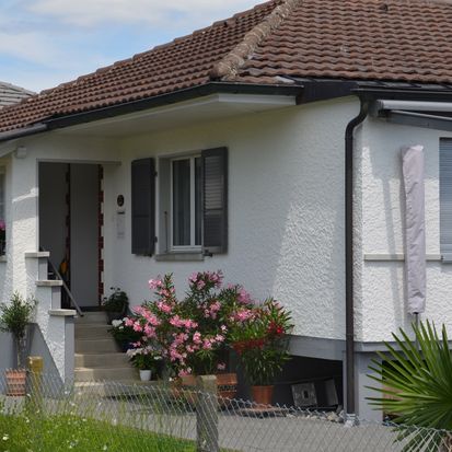 Einfamilienhaus Fassade streichen Malerei Hubacher